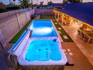Oldtown Scottsdale ParadiseWalking DistancePutting GreenMovieProjectorHotTub - 4
