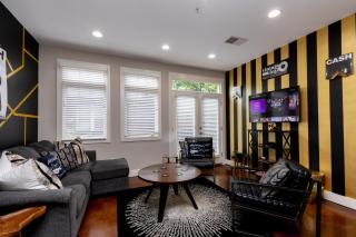 The Johnny Cash Suite - Music Row District - Free Garage Parking - King Bed - 8