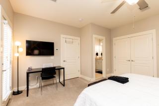 The Johnny Cash Suite - Music Row District - Free Garage Parking - King Bed - 1