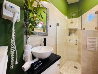 Polly's Home Aralias Boutique GuestHouse & PrivateSuites - 3