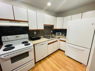 Top-Floor 1BR King Bed Washer & Dryer - 3