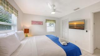 Walk to Lido Beach, Restaurants, Kayaking & Pool - 8