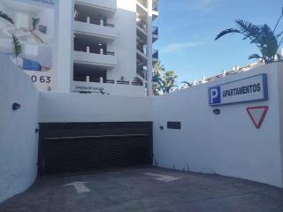 Apartamento con amplia terraza y parking privado - 3