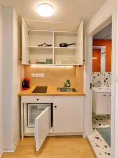 Modern Studio 4 private Kitchenette and Bathroom - 5