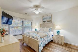 Sea Colony --- 18003 Lakeview Ct - 2