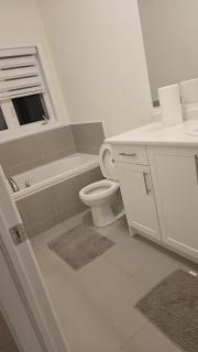 Modern & spacious 4-bedroom home with free parking - 9