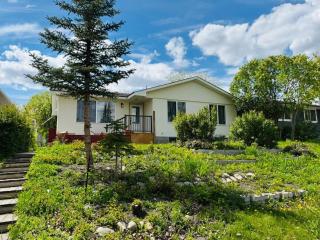 Spacious 4-Bedroom Home in NW Calgary - 2