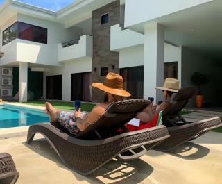 Relaxing 2BR Stay Saltwater Pool and Modern Amenities - 0