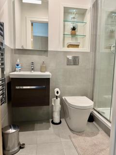 Olive Unit - 2BR Deluxe Apartment with Gym, Cinema, Work Area & Games Room - 8