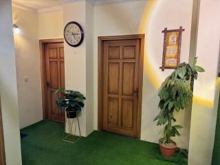 2 Bed Apartment in Gulberg & Cozy Lounge - 4