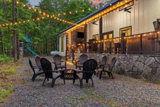 Hot Tub, Pickleball, Mini Golf, Movie Theater, Firepit, Arcade Games, Basketball, Kids Playset - 8