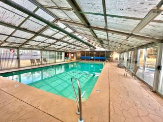 Downtown Corner Studio with 270-degree Riverview - 6