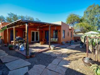 Villa Laguna - Spacious 3BR 1BA Private Pool Oasis Near UofA - 8