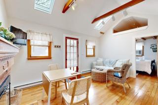 Cozy Escape on the Cape - 4