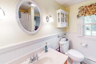 Falmouth Beachtown Getaway - 2