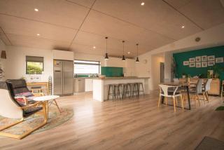 Sunny Escape with Hot Tub & 360 Mountain Views, 3 Bedroom - 8