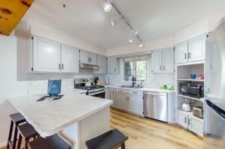 Smith Family Cottages- Lake House - 2