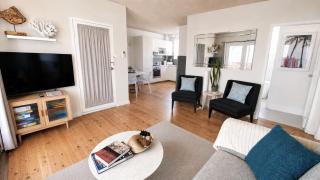Central 2 Bedroom Apartment - Walk to Beach & CBD - Sleeps 5 - 3