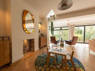 Acorn Lodge · Luxury Retreat In a Stunning Oasis With Hot Tub - Pass the Keys - 4