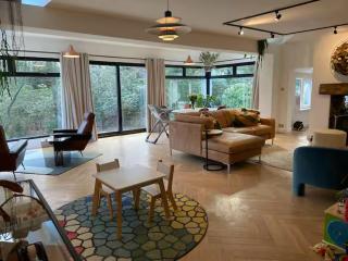 Acorn Lodge · Luxury Retreat In a Stunning Oasis With Hot Tub - Pass the Keys - 5