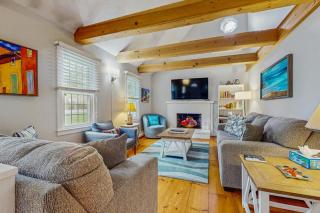 Cozy Charming Cottage - 9