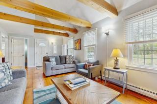 Cozy Charming Cottage - 8