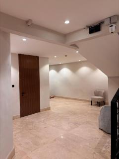 Two rooms and a lounge with a view of the northern ring road, and a private parking space - 6