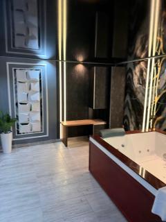 Regim Hotel Hanea jacuzzi in camera,piscina exterioara si sauna comuna - 1