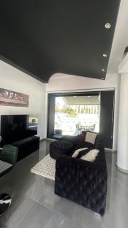 Modern Chic Apartment in Prime Location - 0