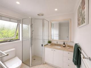 Beacon Cove Retreat 3 mins Walk to Beach & Tram - 9
