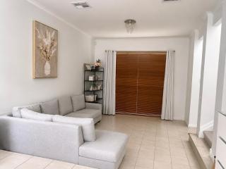 Beacon Cove Retreat 3 mins Walk to Beach & Tram - 8