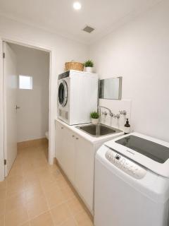 Beacon Cove Retreat 3 mins Walk to Beach & Tram - 6