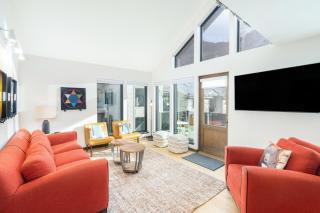 Big & Bright Hidden Gem with Garage, Hot Tub, Lux Kitchen condo - 0