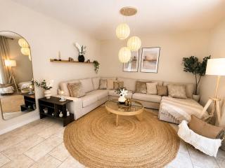 Luxury Villa for 12 Jacuzzi Outdoor lounge & BBQ - 9