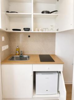 Modern Studio 2 private Kitchenette and Bathroom - 7