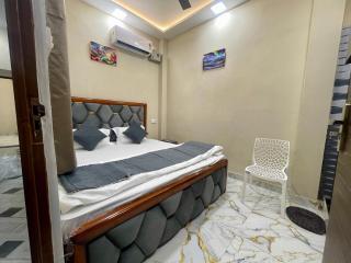 Hotel Grand - 600 Meters From Kaal Bhairav Temple & 700 meters from Kashi Vishwanath Temple - 1