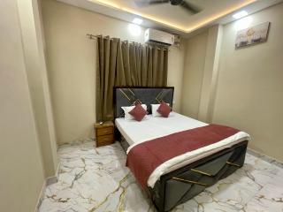 Hotel Grand - 600 Meters From Kaal Bhairav Temple & 700 meters from Kashi Vishwanath Temple - 2