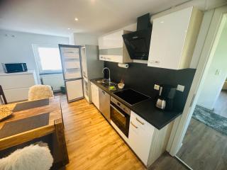 Monteure-Business Apartments - 2x mit Küche, 1x Übernachtungszimmer - Wlan-Parkplatz-Waschmaschine - 6