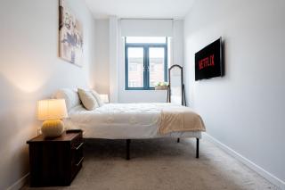Spacious Central Leeds Apartment Sleeps 8 with Parking - 5