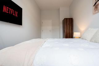 Spacious Central Leeds Apartment Sleeps 8 with Parking - 4
