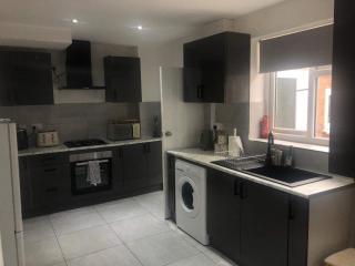 Spacious 3 Bed House in Quinton Sleeps 7 - 6