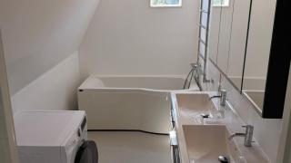 House with new renovated luxury bathroom and many bedrooms, big TV - 6