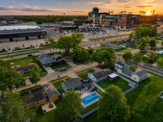 Lambeau View Pool Rooftop Entertainment Room - 9