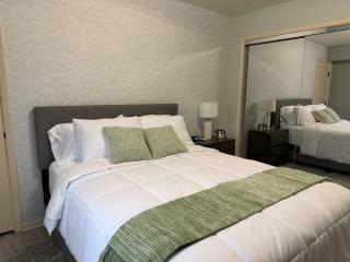 Minimum 30 day stay-Peaceful 2 Bedroom Condo King Suite, Pond View & Vaulted Ceilings - 5