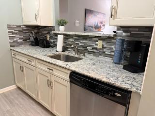 Minimum 30 day stay-Peaceful 2 Bedroom Condo King Suite, Pond View & Vaulted Ceilings - 8