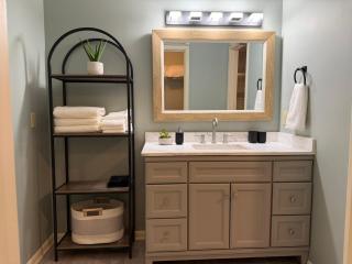 Minimum 30 day stay-Peaceful 2 Bedroom Condo King Suite, Pond View & Vaulted Ceilings - 6