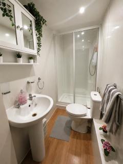 Warm & Spacious 2BR Edinburgh Stay - 1
