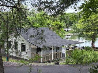 Lakefront Haven Modern Cottage - 9