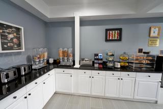 Admiralty Inn & Suites - a Red Collection Hotel - 4