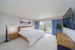 Lakefront 4BR plus Den Retreat with Swim Spa Sauna & Games - 9